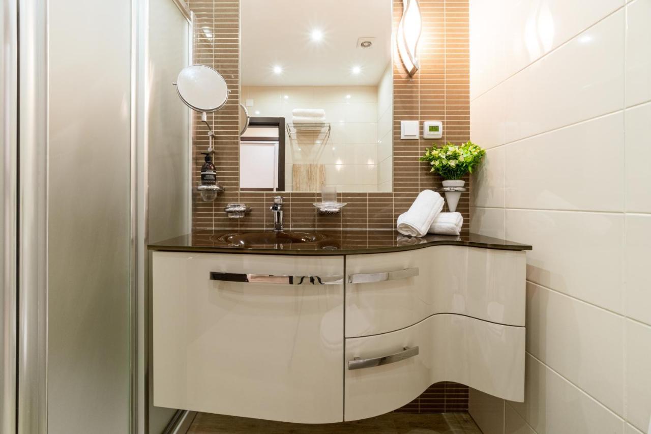 Historical City Center Penthouse อัลบูเฟรา ภายนอก รูปภาพ