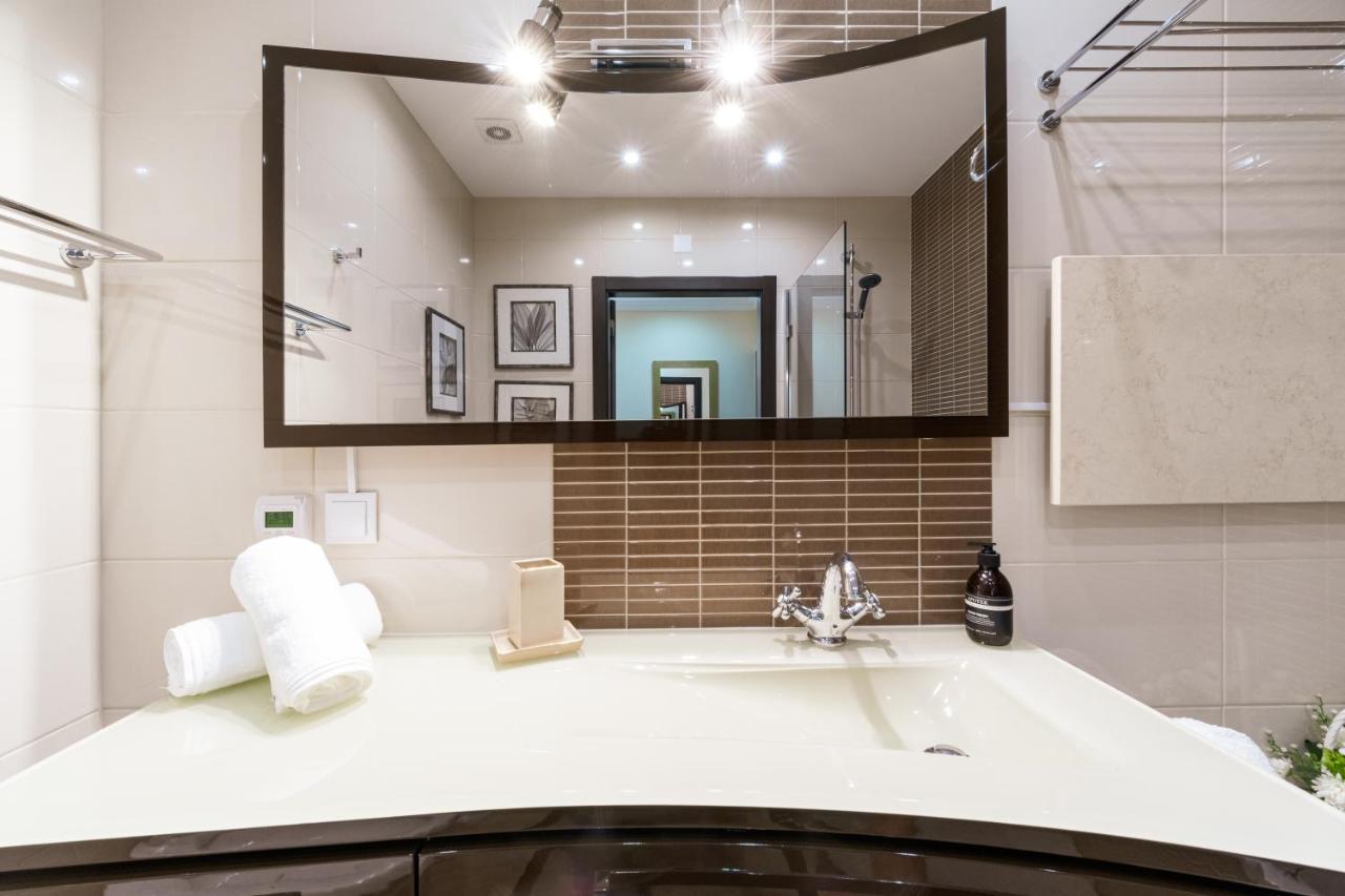 Historical City Center Penthouse อัลบูเฟรา ภายนอก รูปภาพ